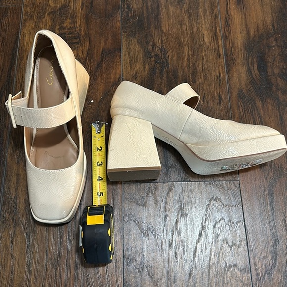 Mary Jane Khiara Shiny Textured Cream Platform Patent Leather Block Heels - Picture 11 of 16